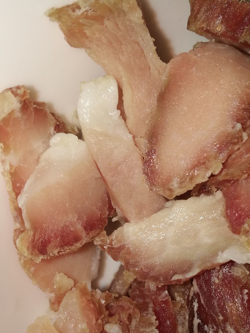 用手捏了一下,肥肉中间也有点硬了,昨天是外面硬中间软,为了保险,再烘