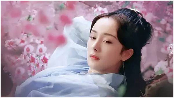 第一世中,白浅女扮男装拜师墨渊,受益于墨渊的宠爱以及玉清昆仑扇的