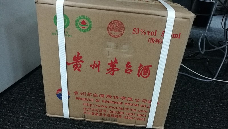 有个朋友买了一箱茅台酒(见图),6瓶装6600元,他说储藏10年,能够卖1