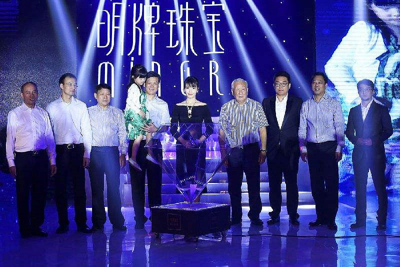 黄金珠宝公司冰火两重天明牌珠宝拼一年挣的钱不够买条金链子