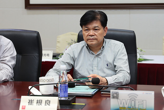 亨通集团执行总裁钱建林代表亨通与苏州电信总经理金羿签约