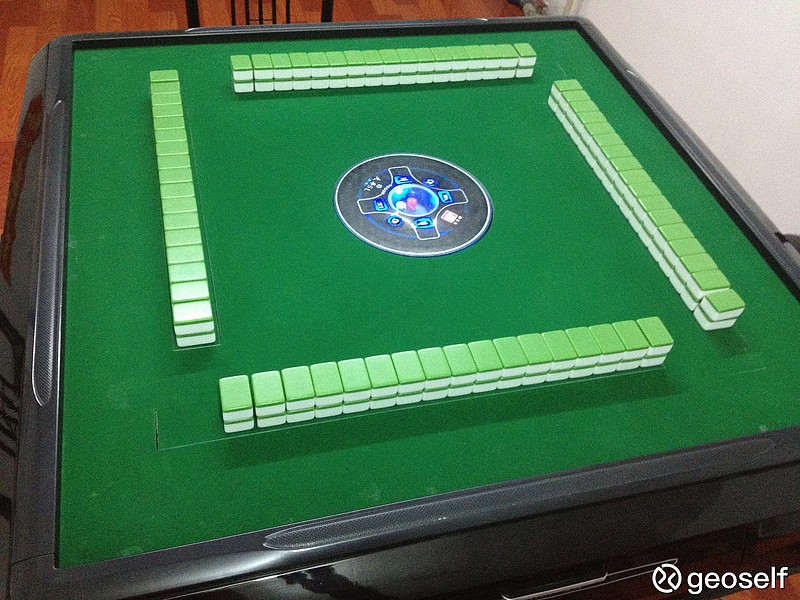 一位麻友谈投机 做为人民群众喜闻乐见的娱乐活动,打麻将,斗地主,论