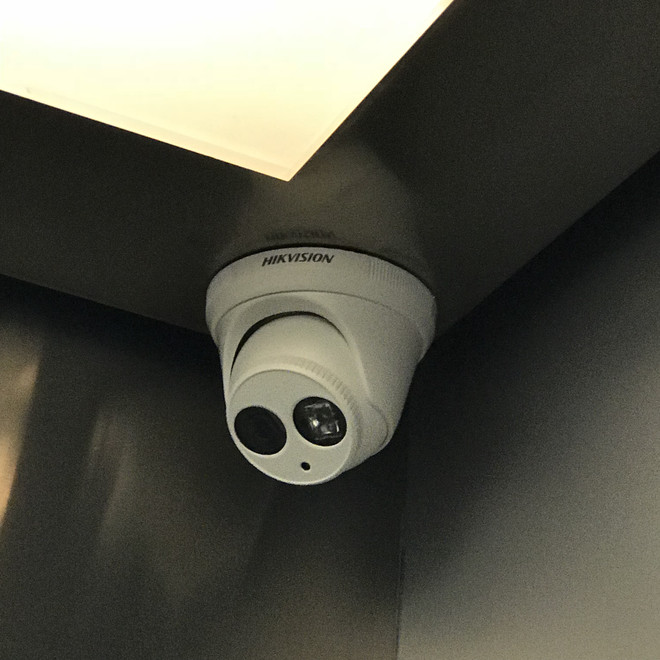喜加一:赫然发现公司办公楼电梯里的摄像头是 $海康