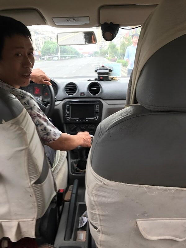 今天在庐山市坐了个出租车十分钟车程下车时司机说三元我反复问是不是