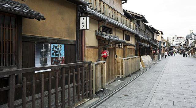 华为日本招聘开出40万月薪算高吗 看看这个收入能过怎样的生活最近 华为在日本发布的一则招聘广告火了 这次计划招聘6到10名工程师 本科生月薪40 1万日元 硕士月薪43万日元 按