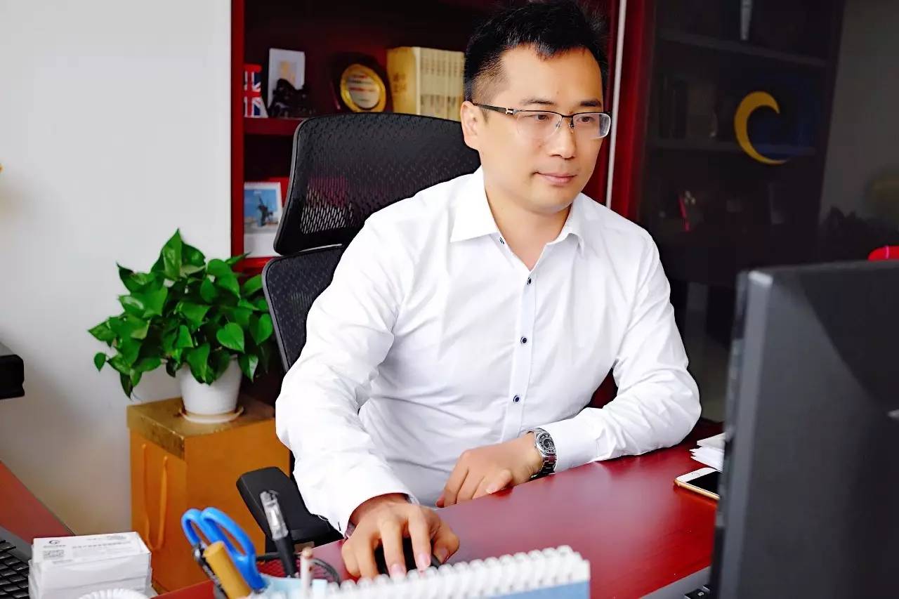 带着网友的十几个无节操问题,我走进了杨德龙办公室