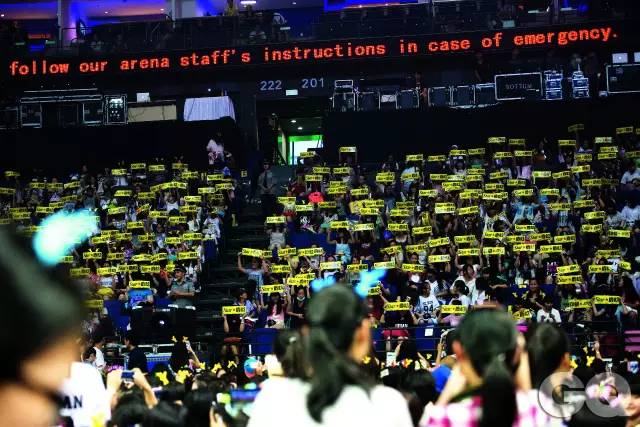 商业人物: 鹿晗年入2亿,一条微博评论过亿,凭什