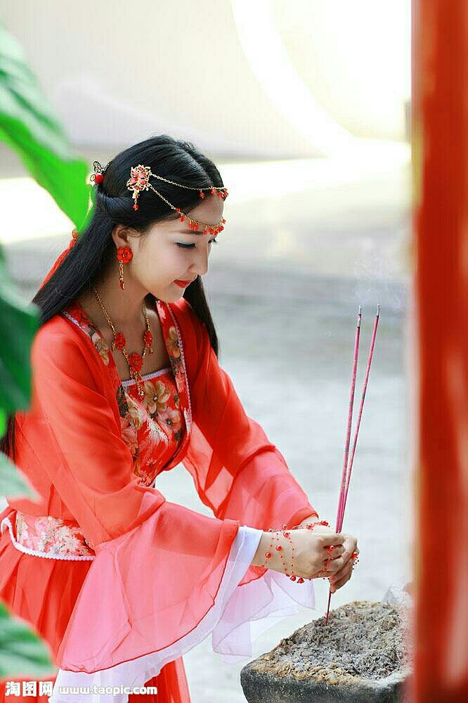 故焚香沐浴更衣净手禁欲开案,已敬三清六道诸天神魔,抽签算卦,卦象.