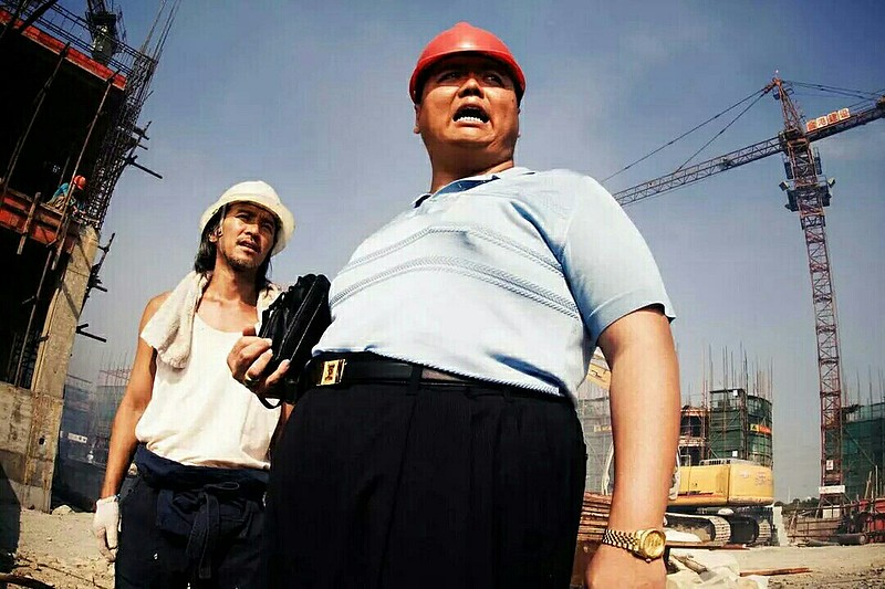 工头近来也批评我老是搞手机,再抓到就滚蛋:"操!