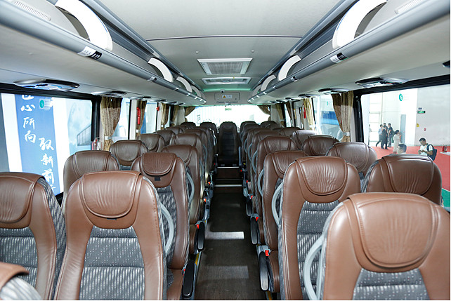 其中,c7作为座位客车,车长9米,最高载客38人,搭载不同电量,续航里程