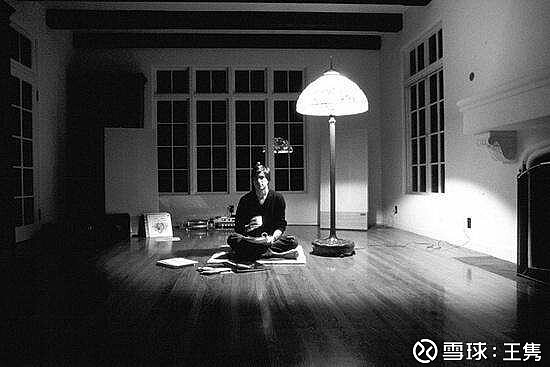 极简主义 极简主义,最有代表性的就是乔布斯。简单。大气。漂亮。。。。这就是他的房间。简直属于“家徒四壁”。还有谁比他“穷”?还有谁... - 雪球