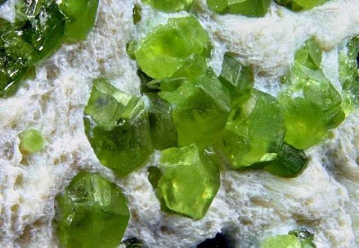 新疆的宝石(3):石榴还没熟,但石榴石…… 石榴石,因颜色和矿物形态如