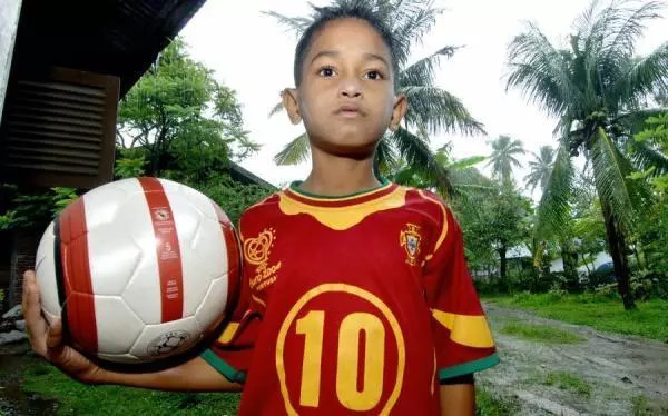 另外c罗在19岁就开始 默默守护一位小男孩11年 2004年,突如其来的印度