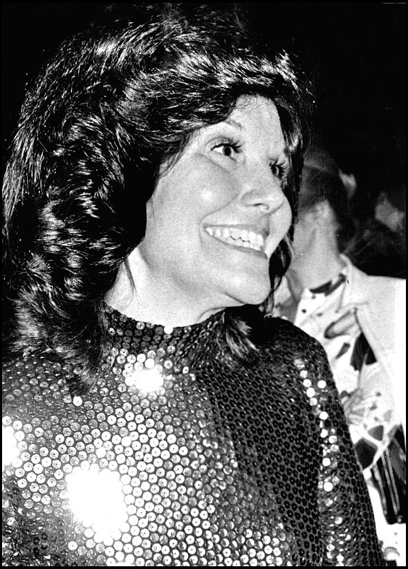 1975年时巴菲特老婆苏珊的照片,人已经不好了,穿着也bling blin.