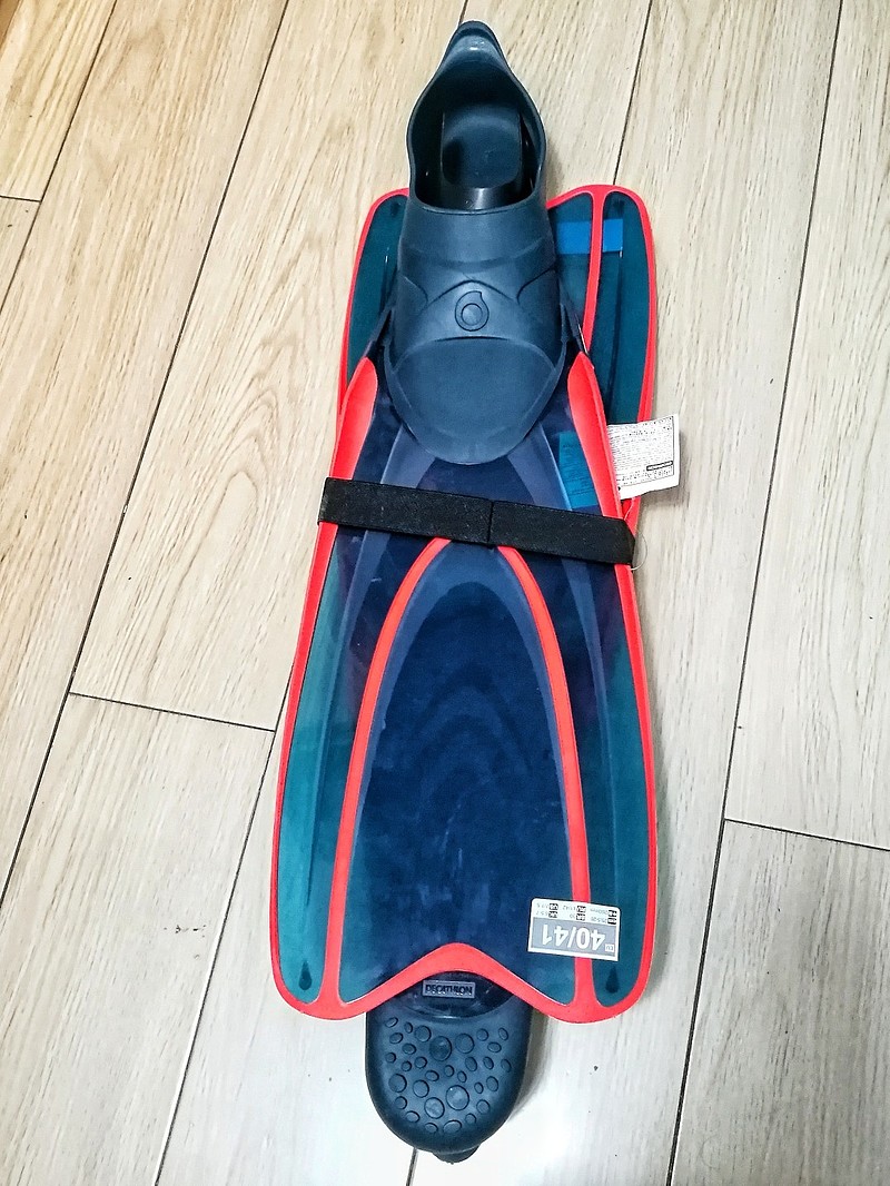 去迪卡侬买了一对游泳的脚蹼还有浮潜的手套和溯溪鞋都惊人的便宜爱死