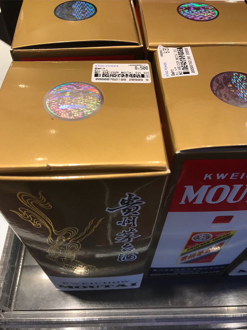 泰国清迈机场免税店飞天茅台8500泰铢一瓶，约1700元人民币一瓶