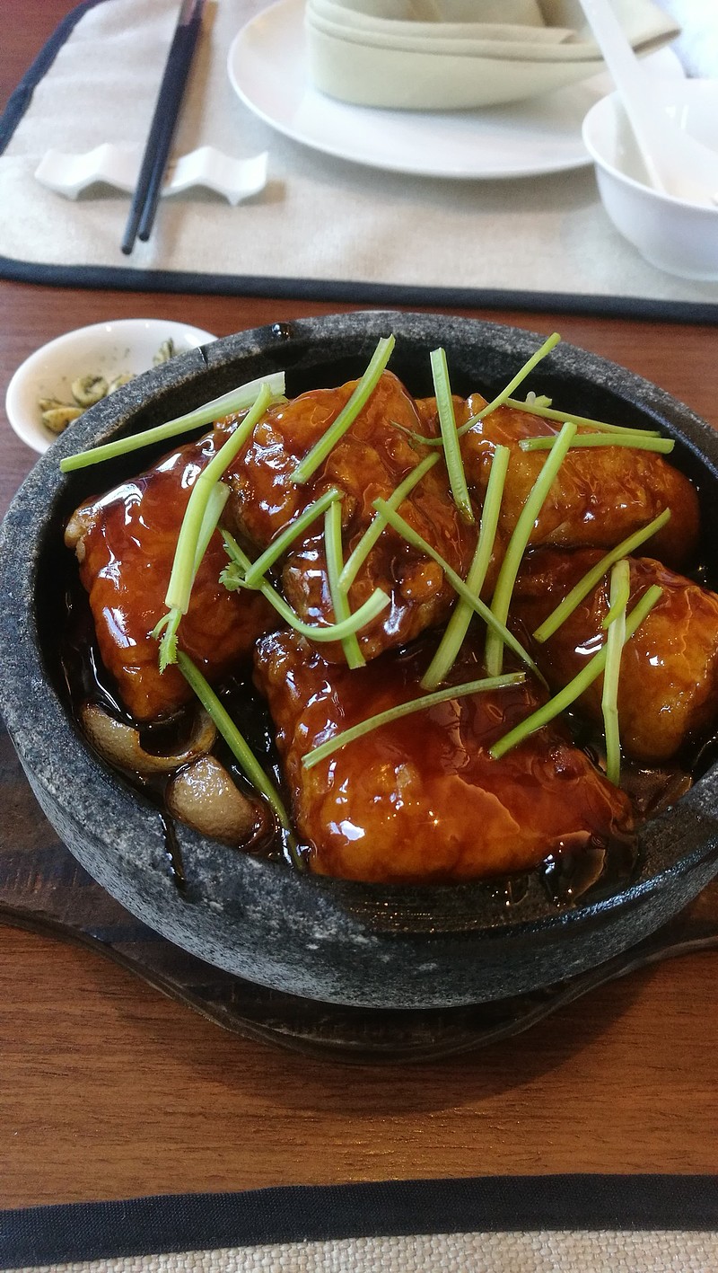 彩丰楼的菜不错 石锅银鳕鱼 牛尾炖莲子 最让我惊艳的是这个上汤豆苗