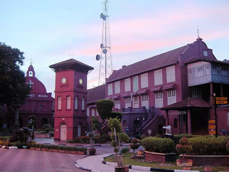 前世机遇之城 马六甲能否超越新加坡 马六甲 是一座活在历史中的小城 它几乎见证了东西方文化碰撞的全过程 这里曾是明朝朝贡体系的南大门 是东方文明与西方文明碰撞