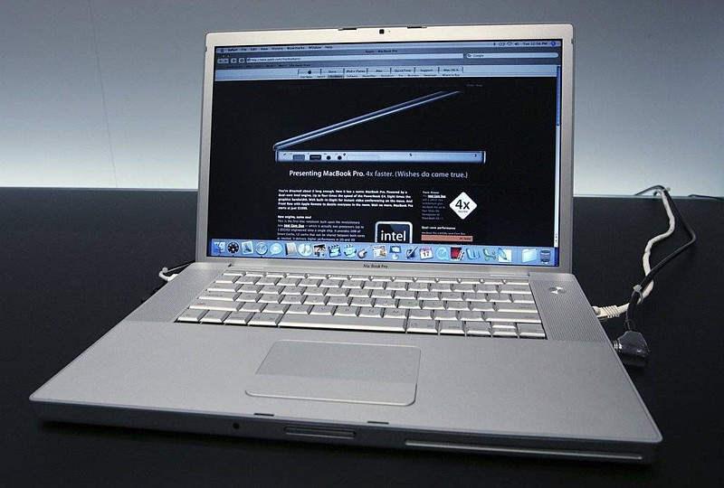 MacBook简史在2006年之前，苹果公司的笔记本分为PowerBook和iBook两个