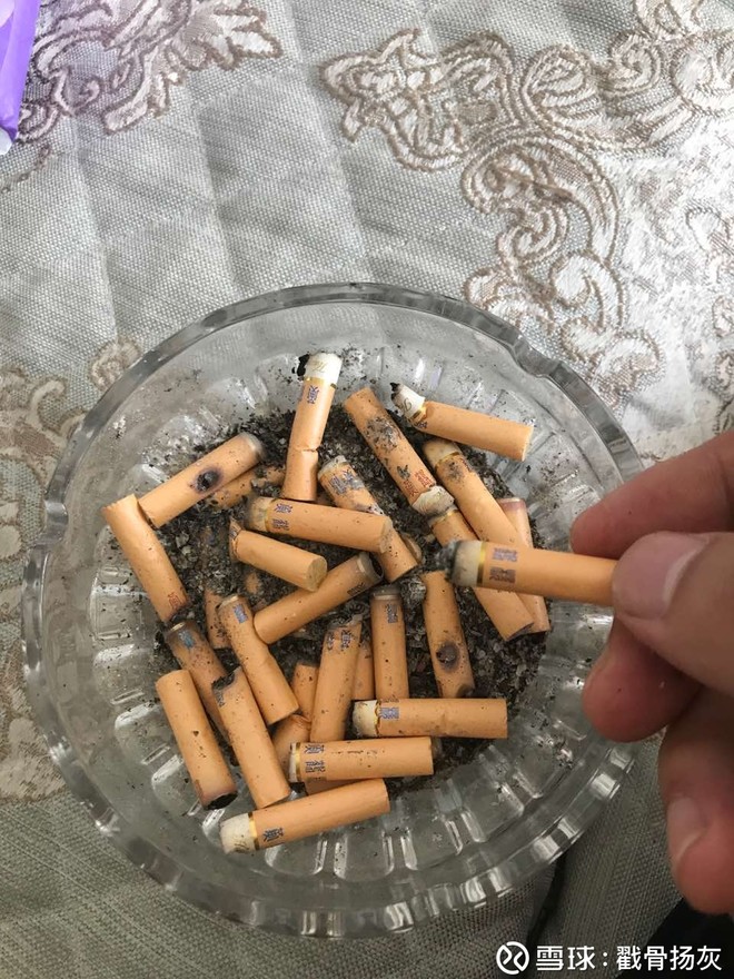 这已经是抽过两遍的烟屁股了,又来重新找