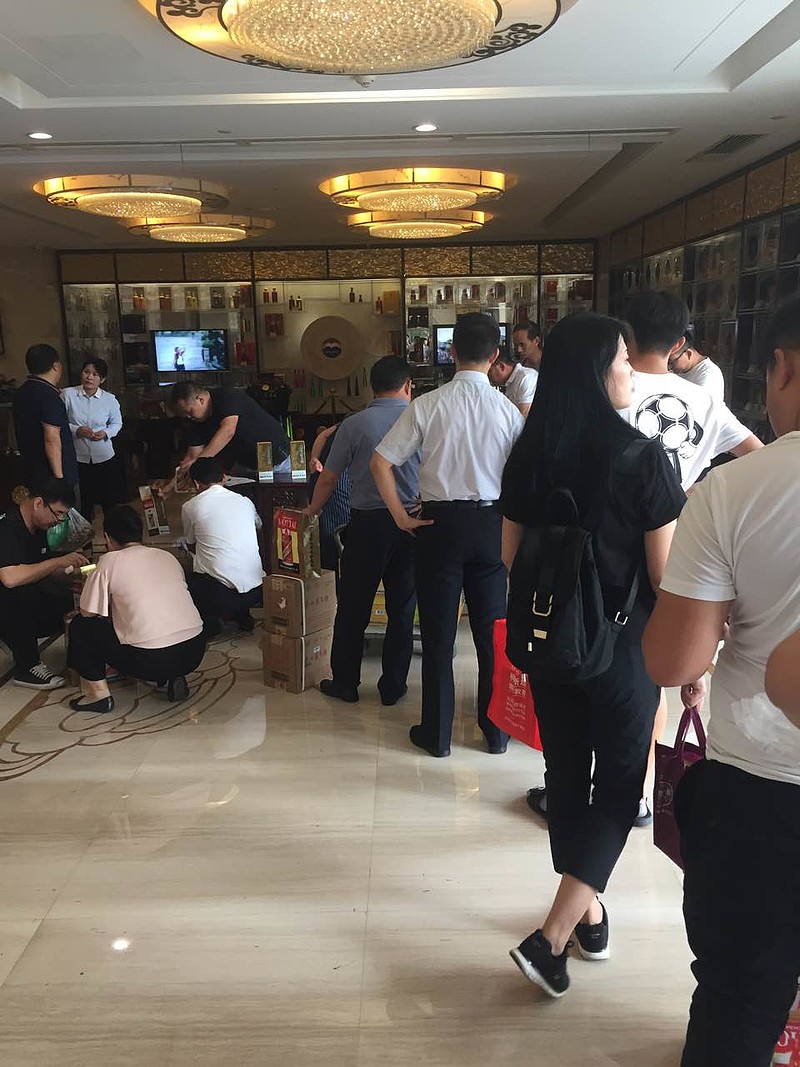 $贵州茅台(sh600519)$ 北京茅台大厦 鉴定酒的人真多啊
