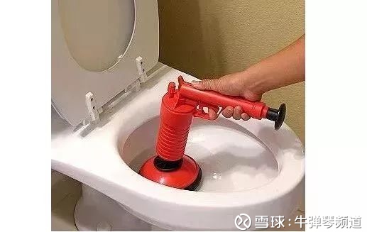 超变态 这根来自英国的神奇 小棍儿 解决下水道堵塞烦恼 并持久预防 相信很多小伙伴都遇到过卫生间马桶堵住的尴尬吧 忍着恶心捣鼓半天 结果还是不行 除了卫生间 还有浴室排水口