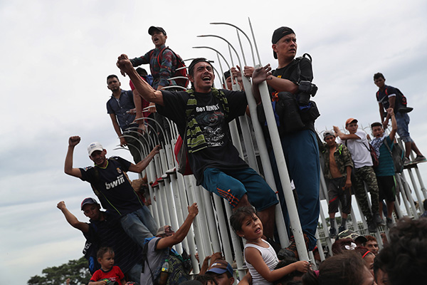 数千移民冲击墨西哥边境试图借道进入美国,与