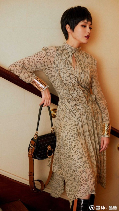 我们村就有一个玩游戏把家里二十多万全部氪金了.