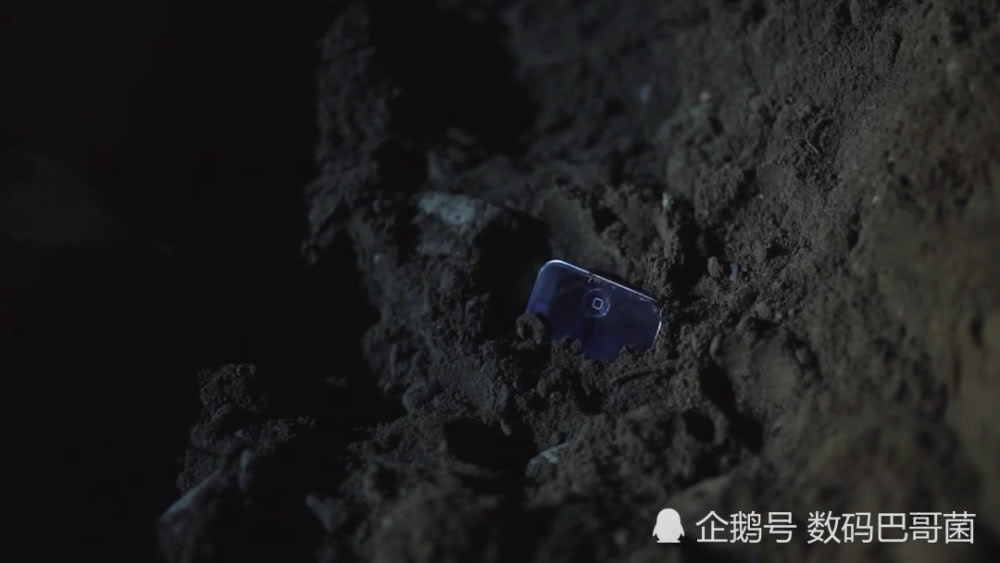 手机厂商广告互怼:华为埋iPhone三星嘲刘海 苹