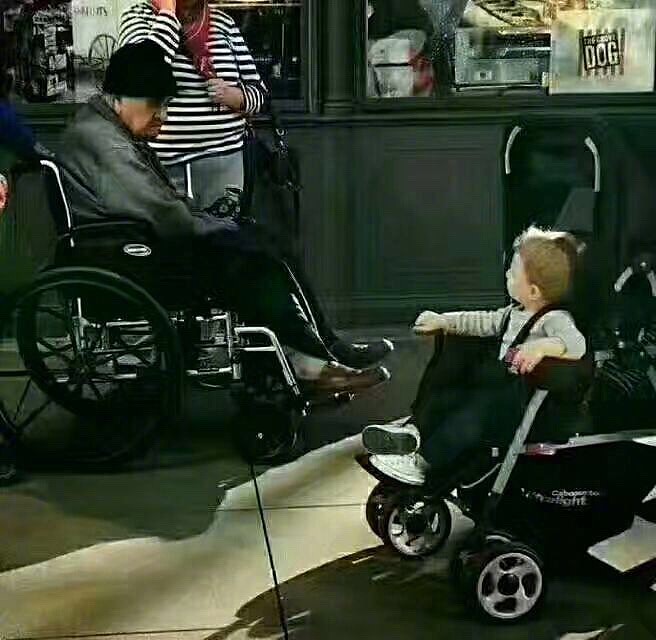 这张图叫做"一个轮回的对视"一个是羡慕,一个是好奇我曾是你,你终会是