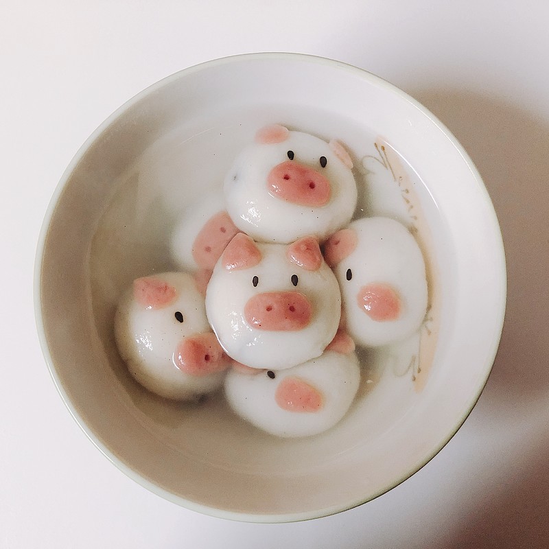 元宵节当然要吃汤圆啦红衣送上一碗自己做的猪猪汤圆,祝大家元宵喜乐