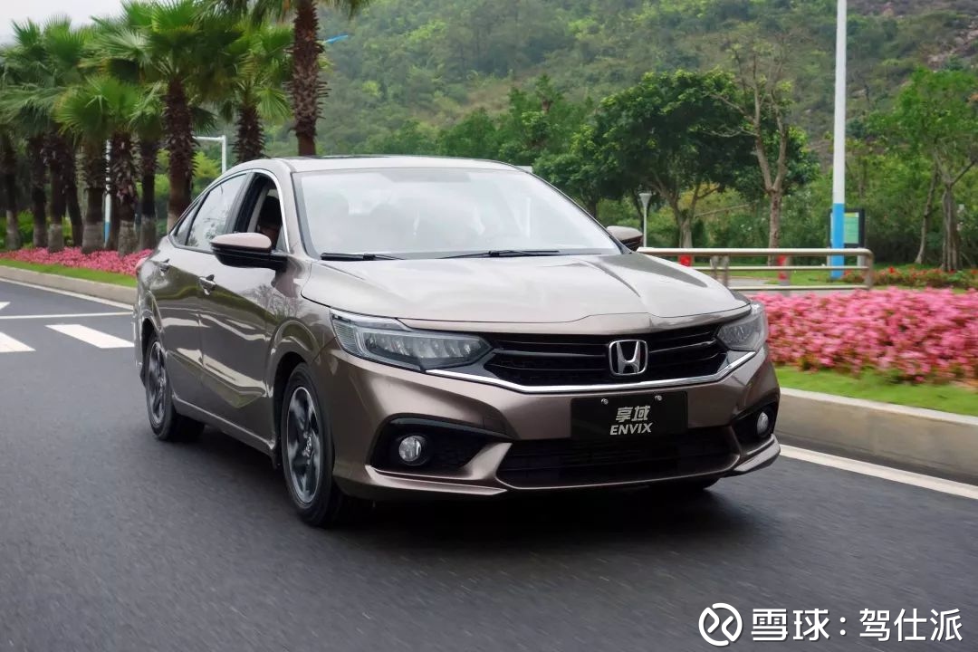 本田享域 为了更大的空间 这车 想尽了办法 试驾东风本田一直有个问题就是打不开比思域更低定位的市场 同时这也是竞争极为激烈的战场 但凡是月销量过万的选手 没一个是吃素的