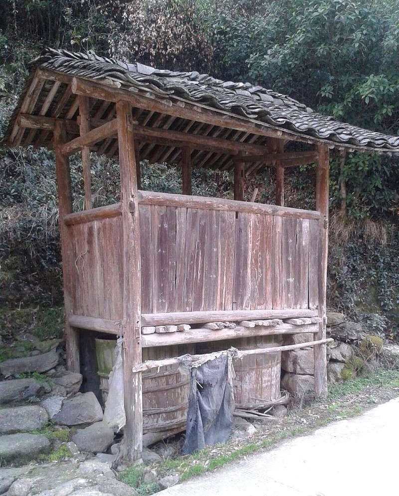 浙江开化县乡下的茅坑左右两边有石级隐蔽性也不错一定是已废弃大粪桶