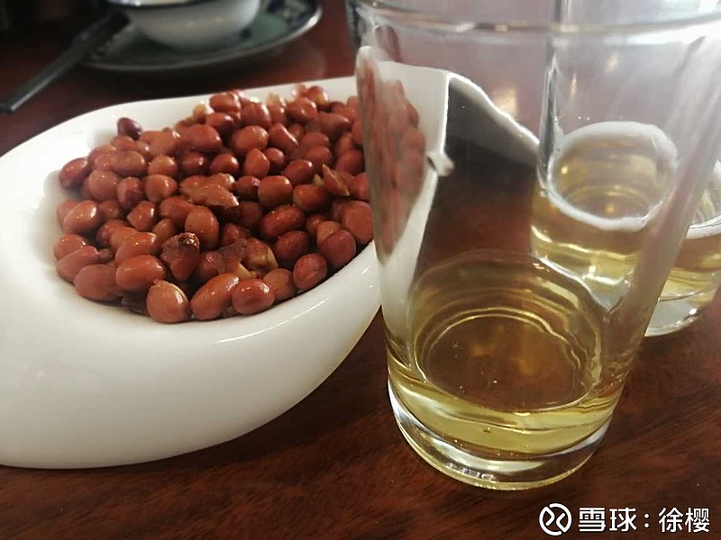 一个人花生米喝酒照片图片