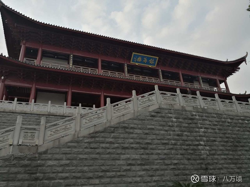 城里三山古越都,楼台相望跨蓬壶.有时细雨微烟罩,便是天然水墨图.