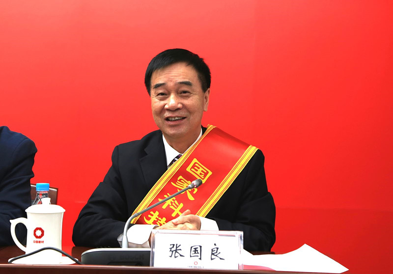 张国良与大家分享了碳纤维产业化获奖项目的发展历程和创业艰辛.