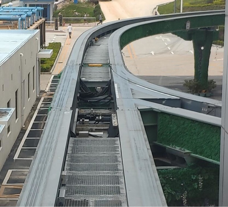 进站和出站两端都设有云巴道岔,云巴通过这种设计来实现单线双向运营.