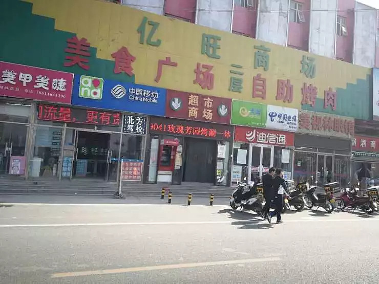 一半大学城 一半城中村 这个区域却成了置业热门 鲁迅先生曾在 故乡 一书中 说过 其实地上本没有路 走的人多了 也便成了路 以前叔对这句话 并没有什么深刻的理解