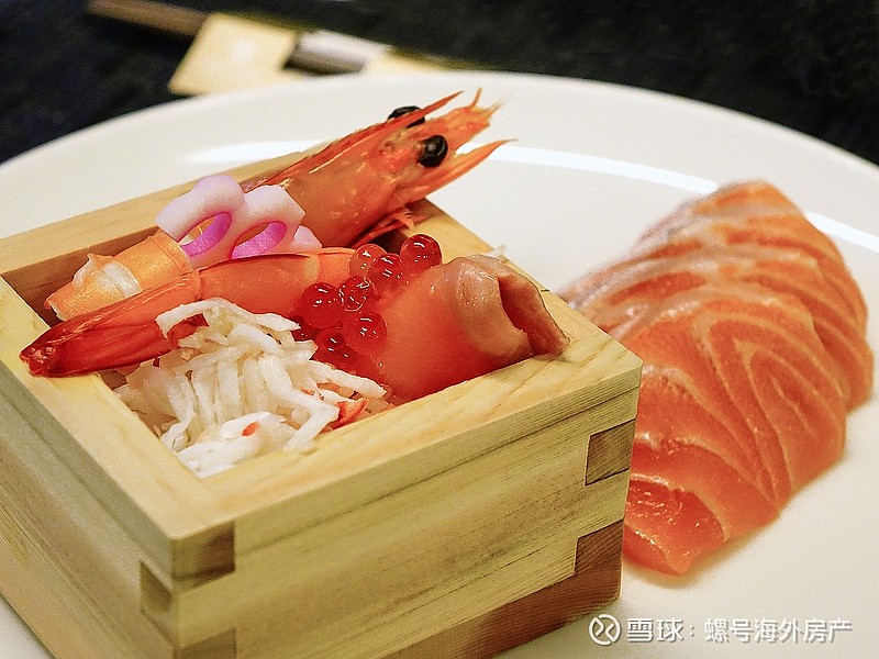 日本刺身料理 主要吃得是什么 日本刺身以海产的鱼贝类为主 实际上刺身包括了一切可以生吃的肉类 甚至有猪大肠刺身 鸡大腿刺身 马肉刺身和牛肉刺身 日本常