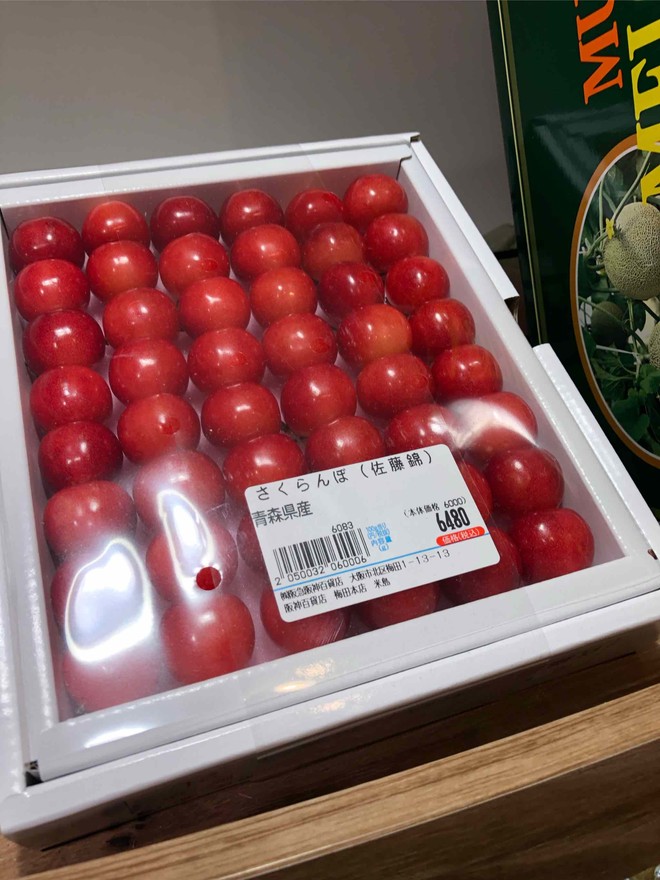 感受下大阪超市里一盒日本青森县产的樱桃价格 48个小樱桃 共6480日元 约410元人民币 每个小樱桃8 5元人民币