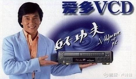 小霸王(左)直接山寨的日本红白机(右),价格只有日本红白机原价的四分