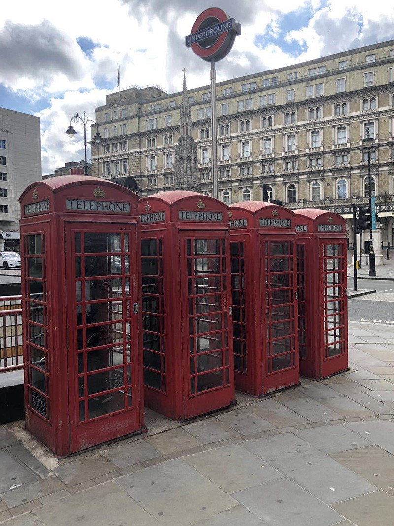 英国第三天：1、伦敦街头这种标志性电话亭很多，甚至太多了，现在应该没有人用了，有人在拍照，还有的上面写free wifi...