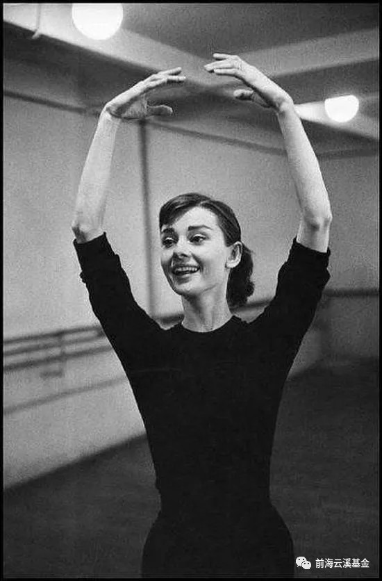 但是,成名前的赫本却是居住在荷兰的一名芭蕾舞演员.