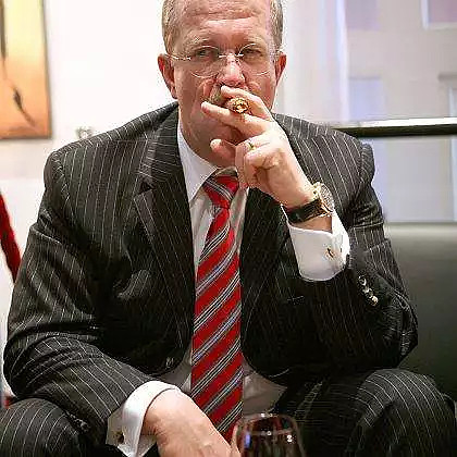 职业经理人"之称的魏德金,他在当时还有一个身份——保时捷集团ceo