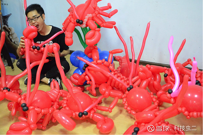 有气球造型师年入超百万 "吹个球,吹个大气球,吹大了气球玩球球"