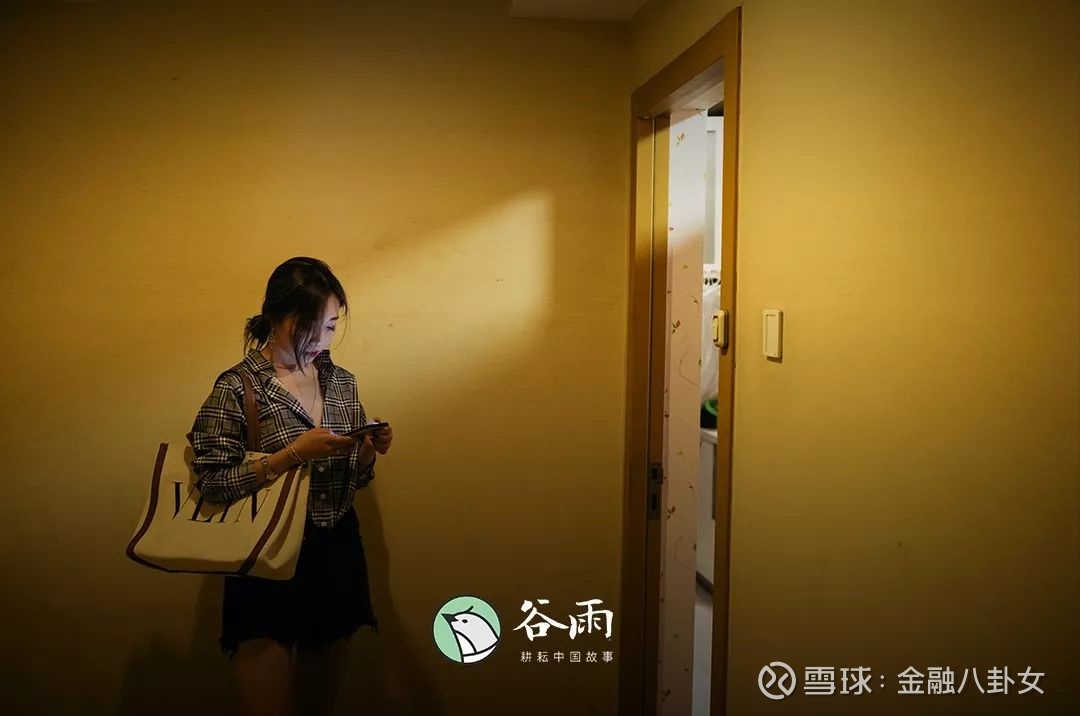 都是我们给男的钱 北京私密服装店 藏着无数挥金如土的女精英心事这家藏在北京繁华cbd商圈中的服装店 也藏着无数个挥金如土的女人的中年心事 文 袁琳来源 谷雨实验室 Id Guyu