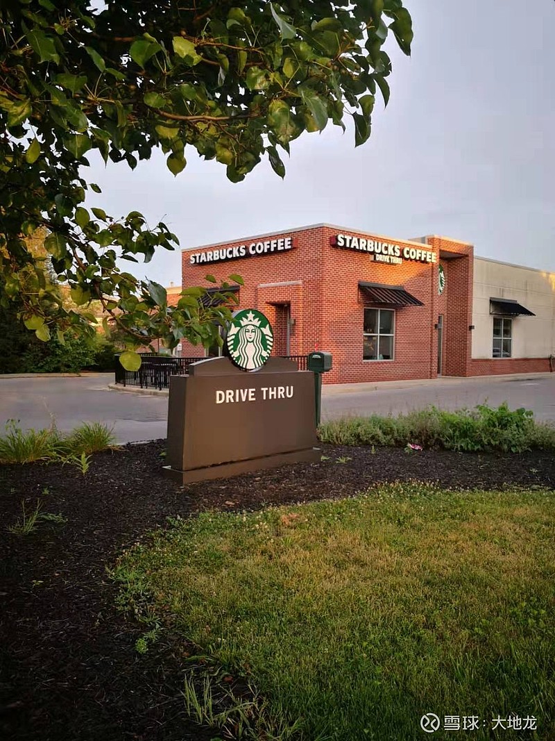 顺便提一句,星爸爸在美国是和金拱门,开封菜一样的路边速食餐饮,到了