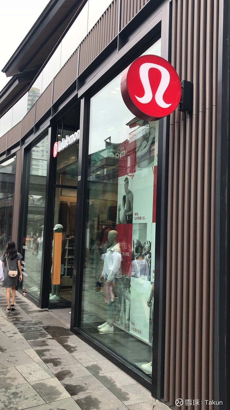 不得不说，成都太古里的$露露柠檬(LULU)$ 店员小姐姐真的是颜值超高而且身材也符合Yoga的运动之美。绝对的样板店...