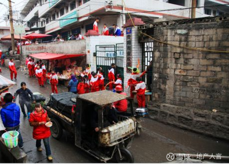 一组棚改数据 让你秒懂全国最大的棚户区改造项目花果园前世今生老贵阳人都知道 全国最大的棚户区改造项目花果园前生是 当时贵阳最大的棚户区 彭家湾 和五里冲 棚改前 这里一度是典型的城