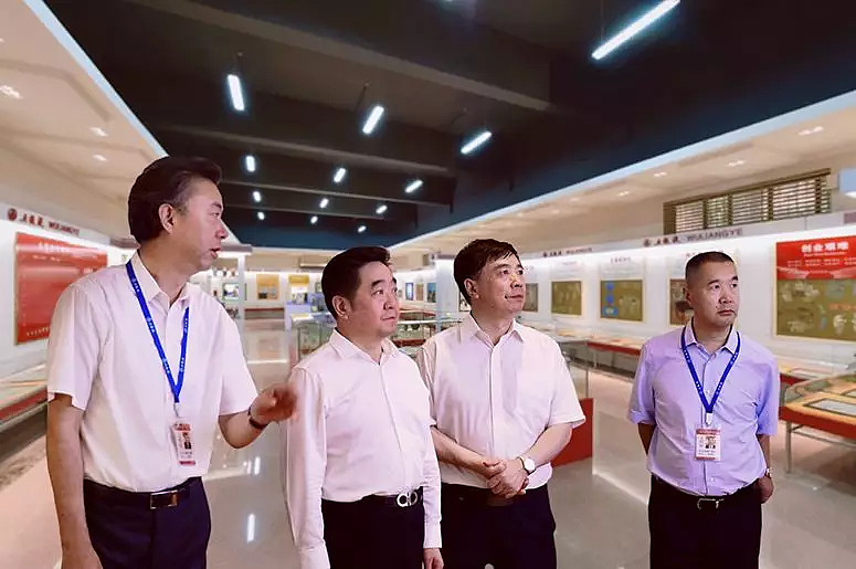 五粮液集团公司党委书记,董事长李曙光,股份公司副总经理唐伯超陪同.